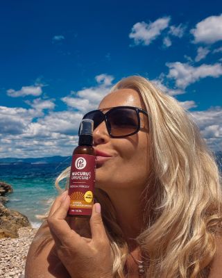 Mennyire szeretik a lányaink a MUCURU barnító aktivátort? 👀 Ez a fotó talán mindent elmond. 🤩 A tenger illata, a szél, a...